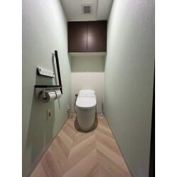 トイレの空間をスッキリさせる為、ロータンクのトイレをオススメしました。
折角新しくするので、壁のクロスにもこだわりました。
