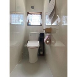 床は解体させて頂き、新しく作り直しました。壁は最初クロスの張り替えを考えていましたが、拭き掃除ご希望の為パネルをご提案、施工となりました。