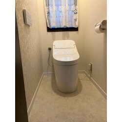 ロータンクトイレですっきりとした空間に。
アクセントクロスで、やわらかい雰囲気になりました。