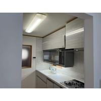 調理スペースを確保、高身長のご夫婦に合わせた空間に