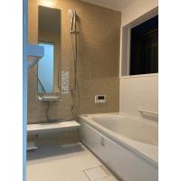 出窓を活かした浴室施工/手すりやドアにも一工夫