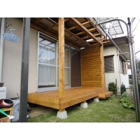 造作のウッドデッキでより良い庭先の空間