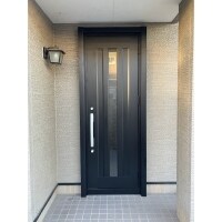 採光ガラスが割れてしまったドアを、1日で施工