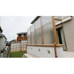 今回ご提案させていただいたのがＬＩＸＩＬのココマ2.です。
サイドスルータイプで雨や直射日光からはしっかり守ってもらえ、直接、風を感じることができます。
