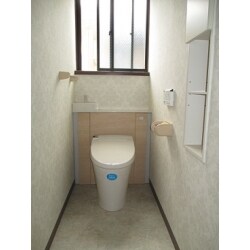 ２階のトイレのタンクが壊れてしまいずっと使用禁止にされていました。
 最初は手洗い付きのトイレに替えるつもりでしたが、
 「棚もあって収納もでき、お掃除がしやすいトイレがあります。」
と弊社プランナーがご提案したところ、
奥様に気に入っていただき収納付きトイレに リフォームされました。