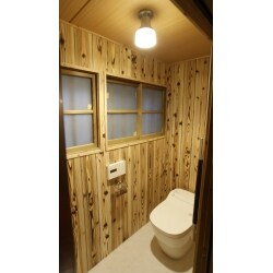 以前は、タイル貼りの昔ながらのトイレで雰囲気もとても寒々としていました。
 既存の木枠の窓を有効に活用し、壁全体的に杉板を貼ることで雰囲気がとても
温かくなりました。
 施主様にもとても喜んでいただけました。