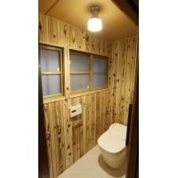 既存の木枠の窓を有効活用し、和風の暖かみあるトイレに