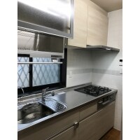 タイルが華を添えるキッチン、トイレ