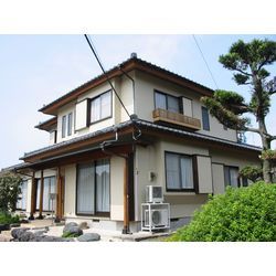 木部を大事にされているので、木の良さを失わない様、 且つ外壁とのバランスの良い色を着色し、仕上げました。 10年を経過しているので、更に10年を考え、 防水性を高める為、窓廻りのコーキングも施工しました。