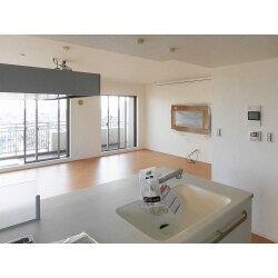 和室を洋室にし、広いリビングに。さらにキッチンも間仕切りを取り対面式にして、ひとつの広い空間へ。