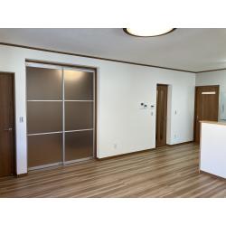 元々増築されたこのお部屋は廊下からの入り口で15cm高く床が作られていました。今回のリフォームで床を廊下とフラットに作り替えしました。床を作り替えたついでに床暖房をご提案させて頂き、床の段差もなく冬は暖かいリビングとなりました。