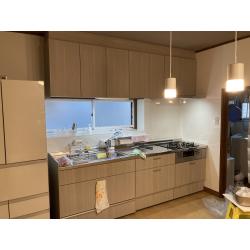 キッチンはLIXILのシエラSをお選びいただきました。以前のキッチンはシンクの下が開き扉の為、それ程の収納力はありませんでした。今回シンク下の収納を引き出し収納にすることによって収納力が格段にアップ。