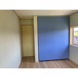 これまで長く使用されていなかった2階のお部屋を、小学校低学年のお子様の成長をきっかけに、子供部屋とホールへリフォームしました。築年数が古く床の傾斜もありましたが、安心して使える空間へと整えました。内装の壁紙やロールスクリーンはお子様ご自身で選ばれ、完成前は少し心配もありましたが、遊び心あふれる明るいお部屋に仕上がり、お子様たちにも大変喜んでいただけました。