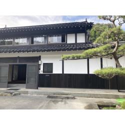 当初は浴室・洗面室・トイレとご夫婦の居室改修のご相談から始まりましたが、打合せを重ねるうちにご要望が広がり、キッチンや玄関ホール、さらに外壁まで含めた大規模なリフォームとなりました。設備機器は上位クラスの商品をお選びいただき、機能性と快適性が大きく向上。これまで二階で生活されていたご夫婦も、今回の工事を機に一階洋室で安心して過ごせる住まいへ。断熱工事も実施し、冬の寒さ対策も万全な快適空間に生まれ変わりました。