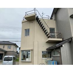 外壁から一部雨漏りがある。築年数が古く、後に解体も検討している為今回は極力費用をかけずにリフォームをしたいとご相談を受けました。
リフォーム後は、雨漏りが完全に解消され、安心してお過ごしいただけるようになりました。外壁全体の塗装を行ったことで見た目も一新され、古い建物ながらも清潔感のある印象に生まれ変わりました。費用を抑えながらも、今後しばらく安心して使える建物になったとご満足いただいております。