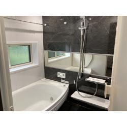 建築板金業を営むお父様が、娘様ご夫婦のためにリフォームを実施されました。当社は、内装工事、設備機器の納入・組立、電気・設備工事を担当させていただき、ご家族の想いを形にするお手伝いをいたしました。リフォームにより、若いご夫婦の生活は一新されました。デザイン性の高い設備と内装で、家で過ごす時間が豊かで楽しいものに。特に水回りは使いやすく快適になり、家事の負担が軽減しました。お父様の温かい想いが形となり、ご家族の絆が深まる、心地よくセンスあふれる新生活がスタートしました。