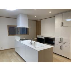 お家の老朽化が目立つため、水回りからLDKまで一新するトータルリフォームを実施しました。
快適性とデザイン性を両立させることをテーマに、最新の設備を導入し、生活動線を考慮した間取りへと改善。お客様の理想を叶える、機能的で美しい住まいへと生まれ変わりました。