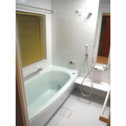 浴室は、暖かさと心地よさに加えて、お手入れのしやすいものを。キッチンは、使い勝手の良さとお掃除のしやすさ、無駄のない収納プランをご提案させて頂きました。