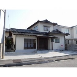 DKが独立して、リビングのない全室和室、縁側スペースだけで10帖を占める間取りでした。
その為、キッチンにリビングを隣接させ、主たる和室のみを残し、他は全て洋室の5LDKに変更しました。
軽四の車庫が1台分しかなかった為、駐車スペースを確保しました。