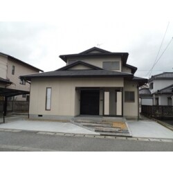 耐震補強工事については、元々外壁面が多い建物だった事と、内装工事も行う予定だった為、無駄のないリーズナブルな費用で収まりました。内外装、外構工事（P3台以上）、設備機器の入替及び屋内配管オール取替の為、見た目だけではなく、将来についても安心してお住まいして頂ける内容のリフォームを施しました。

