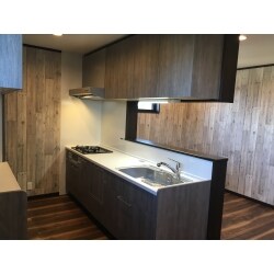 全体的に内装は、価格を抑え壁紙でヴィンテージ風のお部屋に大変身！キッチンの扉カラーを壁紙と合わせたことで、統一感があります。キッチンは対面式をご提案。食事を作りながらご家族との団らんが楽しめます。