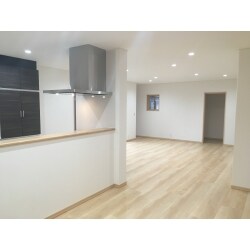 家族が集うＬＤＫを中心としたリフォームプランをご提案させて頂きました。
バリアフリーはもちろんのこと、断熱工事・窓交換・ＬＤＫに床暖房を採用。広々した快適住宅に大変身。
フルリフォームと合わせて耐震補強工事も行いました。