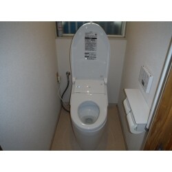 よく使用する1階のトイレは高機能のＴＯＴＯのネオレストを採用頂きました。洗浄水量が３．８Ｌの「超節水」を実現したＴＯＴＯ独自の先進技術でトイレが快適空間に大変身！！