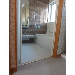 タイル張りで寒いお風呂だったため、ユニットバスへの取替。浴室暖房乾燥機も合わせて設置し快適な浴室に！