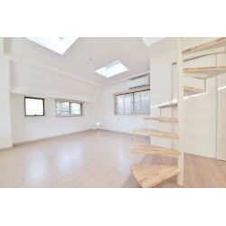 自宅兼事務所として使用されていた4階建て屋上付き住宅の2階~4階を居住空間としてリフォーム。今まで使われていなかった屋上を活用するため小スペースでの設置も可能な螺旋階段を設置しました。ひときわ存在感のある螺旋階段がお住まいのシンボルとなっています。また、新たに設置したトップライトからも日差しが降り注ぎ明るく解放感いっぱいの住空間に生まれ変わりました。
