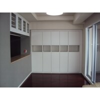 真っ白な壁面収納