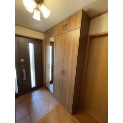 収納を取替たいが、内装工事までは考えておらず、
既設商品より大きくし、壁面部めいっぱいを収納にする事で
内装工事をせず、取付ました。