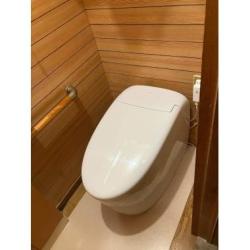 トイレ空間の奥行きに限りがあったので、既存と同じぐらいの奥行のトイレを選定。
手洗いは別にあったのでタンクレスを採用することでスッキリとしたトイレ空間になりました。