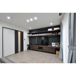 お子様の成長にあわせて物が増え、収納不足にお悩みだったT様ご夫妻。当初はお庭を増築して収納をつくることも考えられましたが、光が入りにくくなることやコスト面から、今ある空間を活かした収納計画をご提案しました。
玄関ホールやリビングまわりに新たな収納を設けたり、既存の玄関収納をアレンジしたりと、ちょっとした工夫で快適なスペースを確保。見た目もおしゃれにコーディネートし、家族みんなが心地よく過ごせる住まいに生まれ変わりました。