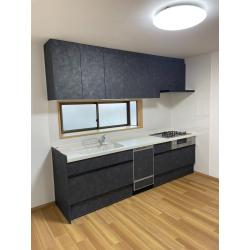 大きすぎるキッチンにより、ＤＫ収納箇所が減ってしまった事で、キッチン上に物が増えていく事にお悩みでした
あえてキッチンをI型にし、ＤＫの使える空間を確保
これを機に内装も一新しました