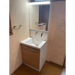 廊下の手洗器用化粧台の設備老朽化と水栓部からの水漏れでお困りでした。
まったく機能していなかった為、あえてサイズダウンし、廊下廻りもスッキリ使い易くしました。