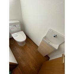 設備の老朽化と水漏れにお悩みだったＴ様。これを機に手洗器を含めてリフォーム頂きました。
便器も手洗器ボウルもホワイトグレーを選択、ナチュラルで少し落ち着いた雰囲気になりました