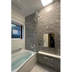 ご実家での同居にあたりタイルの水回りを一新。リフォーム期間は3週間弱と長い工期でした。
その期間ご不便おかけいたしましたがいつも明るいY様やご両親にご支援いただき素敵な過ごしやすい
お住まいができました。