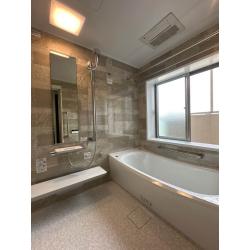 日ごろから浴室のお掃除に頭を悩ましていたT様。
お仕事の合間を縫ってショールームを回ってお気に入りの浴室をセレクト。
色合いにもこだわり素敵な浴室にリフォームされました。
T様、誰でも使える入浴後の床ワイパーで掃除が楽になるといいですね！