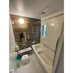 寒い日の入浴に安心、安全な暖房換気扇（電気）
お掃除ラクラクほっかり床（親水パワーで軽くこすれば汚れスッキリ・乾きやすいからカビにくい）
お掃除ラクラク人大浴槽（はっ水・はつ油効果で汚れ落ちがとてもスムーズ）
浴室内窓（ヒートショックを軽減して思わぬ事故を未然に解消）