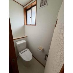 全体的に白く、すっきりしたトイレ空間になりました。
紙巻器も手をつくことのできるもので、立ち座りの補助になりました。