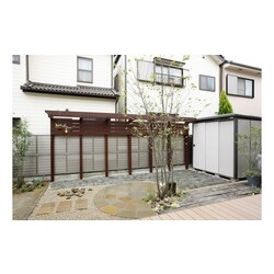 家族の輪が広がる－ウッドデッキから臨む庭－