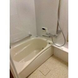 お手入れはもちろん、浴槽がまたぎやすくなったり、洗い場の床がソフトで水はけもよくなり喜んでいただけました。
また1日で浴室交換できて、早くお風呂に入れるようになったのもよかったです。