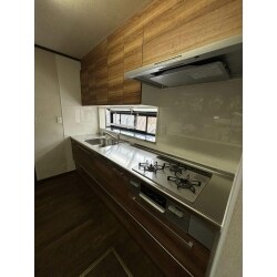 引き出し収納になることで、今までカウンター上にでていたものもすっきり収納することができます。
シンク横スペースを広く取ることで、ちょっとした水切りスペースになるので使い勝手がＵＰしたかと思います。