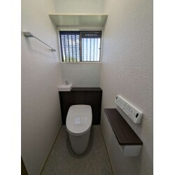 トイレという汚れやすく毎日使う空間の清掃面でお困りだったため、掃除のしやすさや使いやすさを提案と相談を重ねて解決していくことができました。
工事完了時には大変ご満足いただいたというお声もいただきました。
何かあればご相談ください。