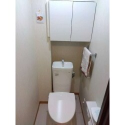 写真には写っていないですが、手すりを付けてトイレに行くのが楽になったと喜んでいただきうれしかったです。
トイレは今までと同じく洗浄使わないとのことで、暖房便座のみにしました。
トイレットペーパーの収納の出し入れもしやすくなり、よかったです。