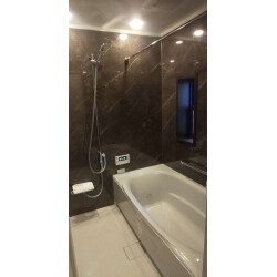 キレイサーモフロア：床が汚れにくい表面処理と形状で溝の奥までスポンジが届きやすいお掃除ラクラクです。