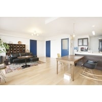 マンションで22畳超えのLDK!ブルーの無垢ドアがアクセント