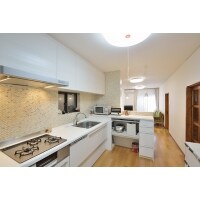 かわいいタイル仕上げのキッチン 壁を撤去し明るく開放的に