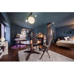 生活の中心となる水回りとLDKに予算を集中させてこだわりの空間を実現されました。青みがかった漆黒の珪藻土で壁と天井を揃え、キッチンやWICへの開口部はアーチで柔らかく区切っています。照明の配置や形、数は照度までも吟味し、様々なパターンを演出できるようにしています。