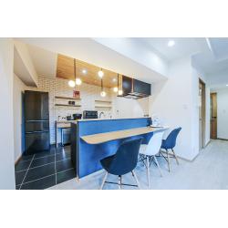 忙しい朝など短い動線で食事の準備と片付けができるように対面キッチンにしてダイニングカウンターを設けました。